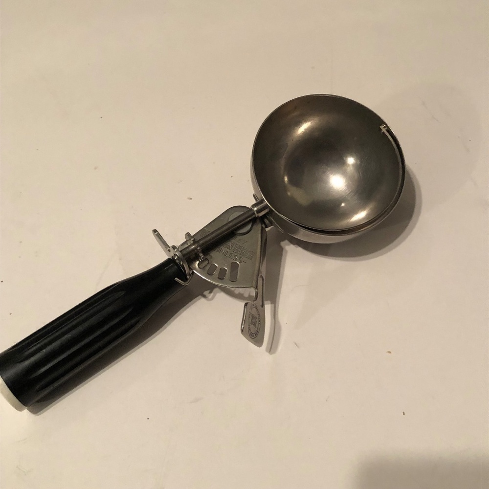 Hamilton Beach stainless steel ice cream scoop , large scoop, good condition